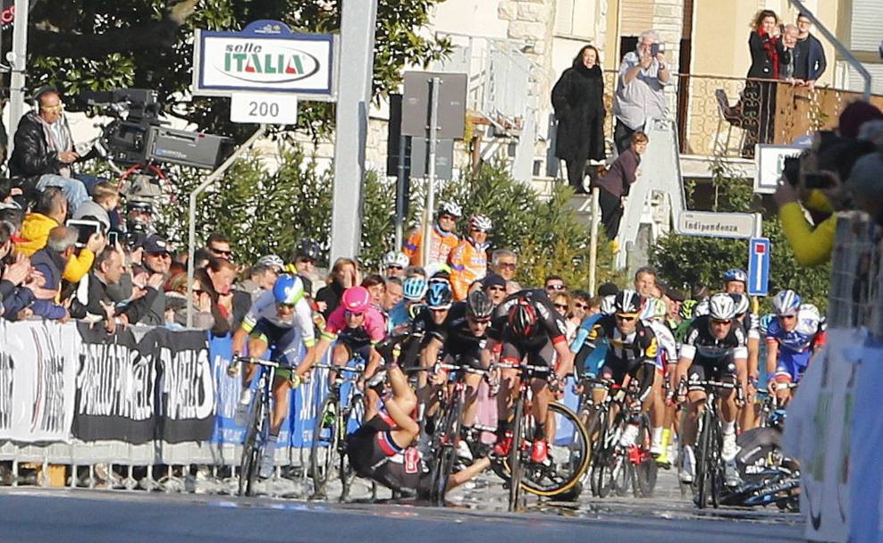 Tirreno-Adriatico, seconda tappa. A circa 170 metri dal traguardo di Cascina, Elia Viviani (sulla destra) cade. Finisce a terra anche Nikias Arndt (al centro). Bettini